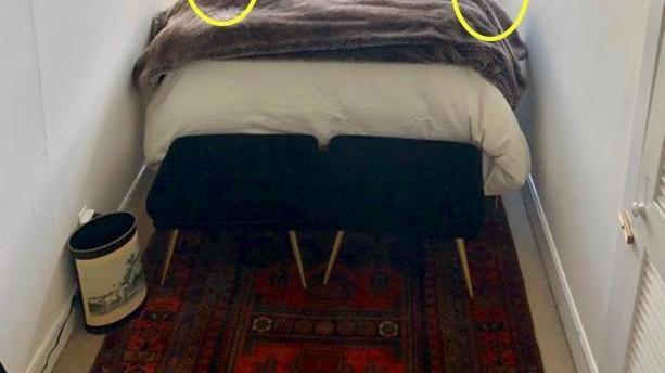 床紧贴墙，连床头柜都放不下！灵机一动挂块隔板，10cm宽用着顺手