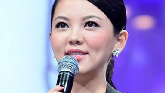 李湘|李湘生活奢侈身家上亿，亲生妹妹李玲却活得很普通