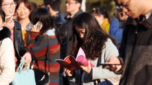 穿衣搭配|公务员迎来“新政策”，招考或将成了过去式，这些考生别错过了！