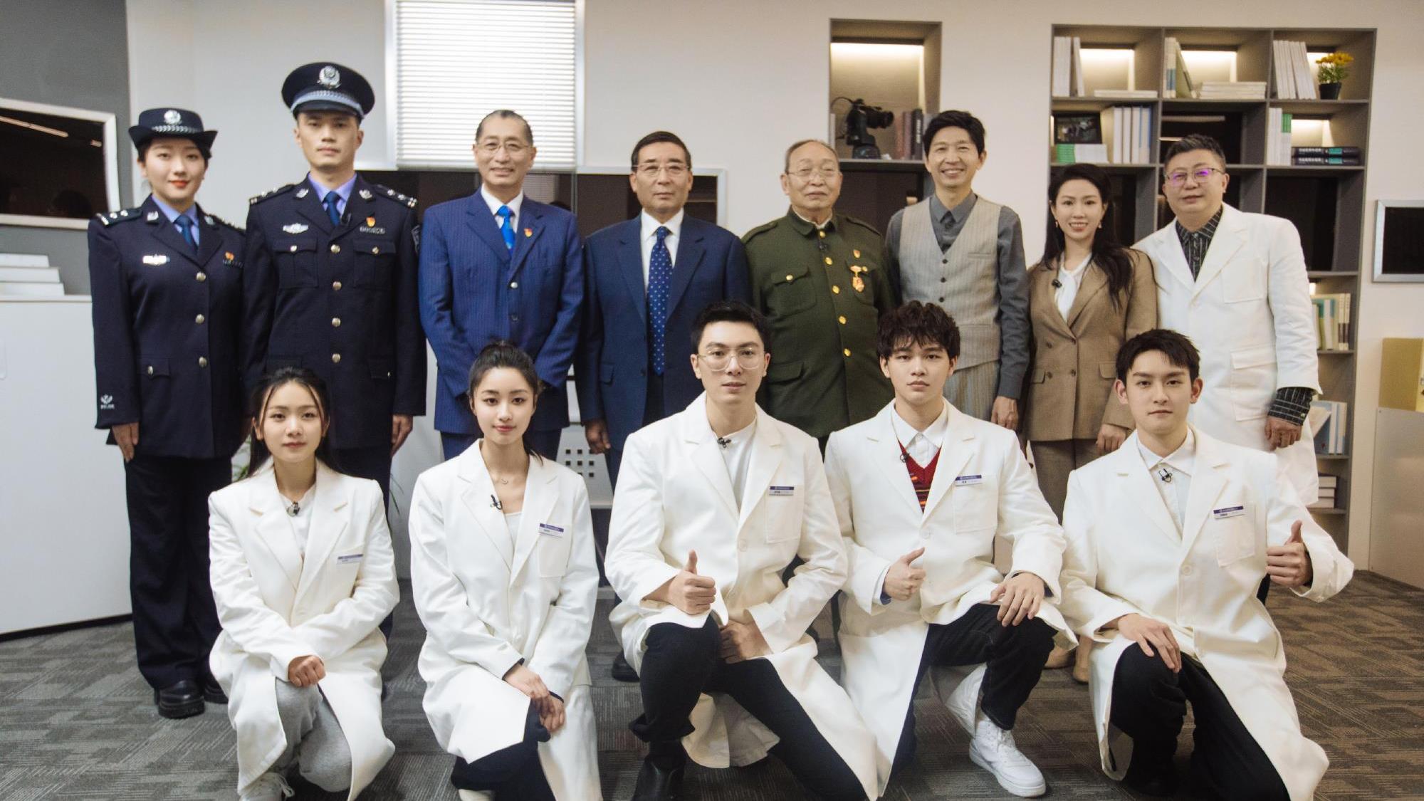 |3个农村女孩：贾玲成女冯巩，张伟丽成世界冠军，向琴琴成女法医