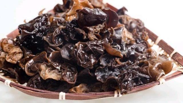 高血脂|血脂高的人，可能有两个表现，坚持吃五物，或许不给血管“添堵”