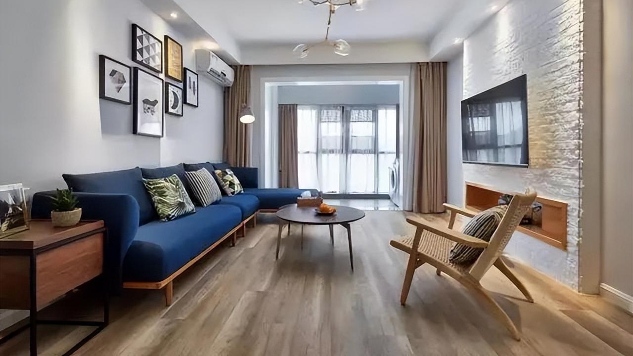 到朋友家参观，一进大门就看到一个多功能鞋柜，非常漂亮！