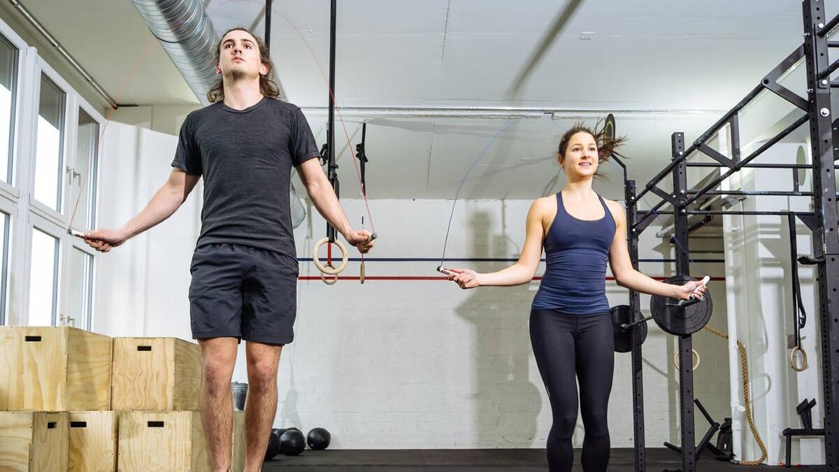 运动 跑步和跳绳，坚持1个月，哪种运动的减肥效率高？