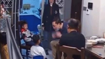 疑似掌掴男童男子亲属登门致歉，要花钱私了，父母受罪，和解？