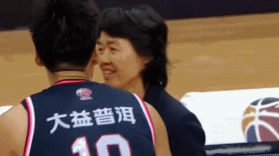 赵睿|一波16-1反超比分！赵睿和哈德森谈笑风生，他曾因顶薪拒绝归队？