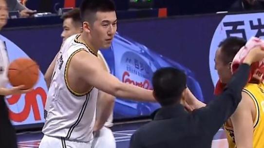 辽宁男篮|CBA辽宁队与广厦比赛结束，球迷赞叹：这才是中国篮球文明的比赛