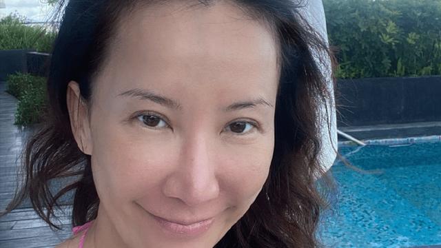 李玟|李玟素颜照曝光，还原50岁女人应有的样子，网友直呼：女神不见了