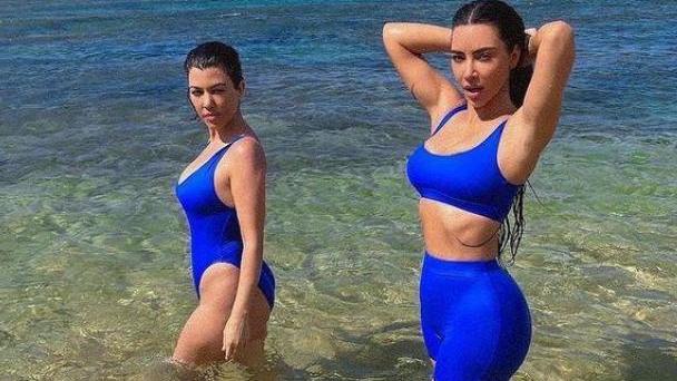 金·卡戴珊|41岁金卡戴珊海边戏水，展示傲人身材，素颜也很漂亮