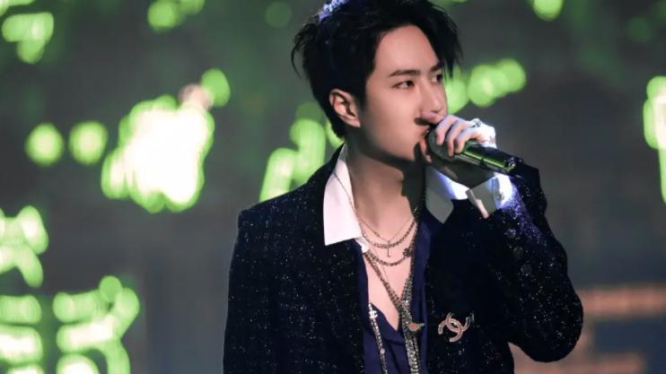 王一博|王一博再次被质疑整容，网友晒图对比，跟旧照相差太大