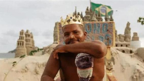巴西男子在沙滩建城堡，自封为王22年，全靠游客维持生活