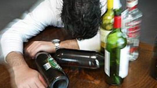 脑梗|52岁王老板腹痛入院，因肝硬化离世，医生：可能2个习惯害的