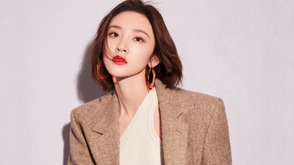 医生|唐艺昕休闲穿搭很帅气，职场女性千万别错过，西装外套穿出高级感