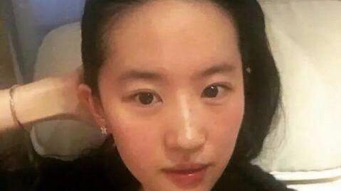 杨洋|有一种“毁容”叫杨洋刘亦菲自拍，颜值瞬间下跌，网友：有颜任性