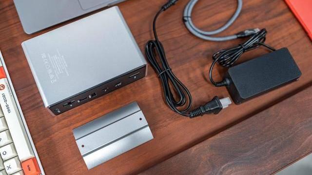 |全身都是孔的扩展坞是不是就能满足 MacBook Pro 的所有需求