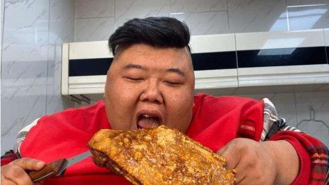 医生 胖侯仔不顾医生劝阻仍然做美食视频，家中呼吸机抢镜头了！