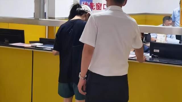 刘浩存|网友偶遇刘浩存考科目三，穿搭休闲背影清瘦，衣着朴素就像邻家小妹