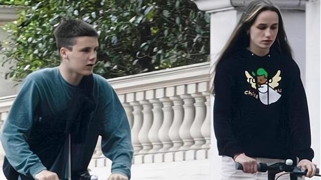 |心疼！贝克汉姆儿子与初恋分手，18个月甜蜜到头，还差1岁成年