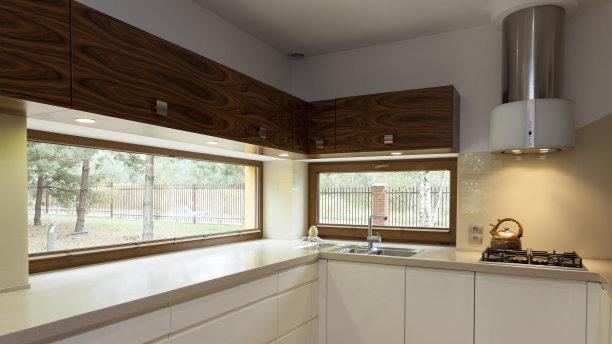 厨房台面到底要用大理石还是石英石？看了店员的对比，庆幸没买错