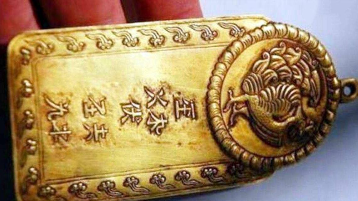 |内蒙男子钓鱼拾得辽金牌，专家苦劝上交，最后竟“收获”一对金镯