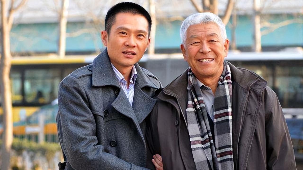 张洪杰|妻子瘫痪30年，儿孙也伸手要钱，77岁老戏骨张洪杰不敢休息？
