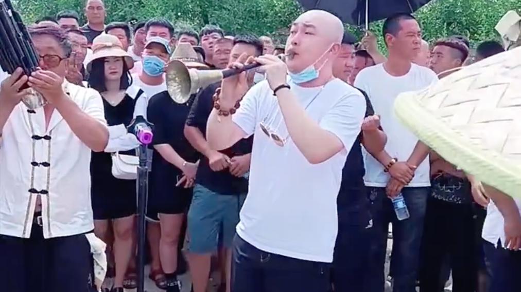 程野|一场“白活”20万，赵本山徒弟程野现身某网红葬礼，卖力吹唢呐