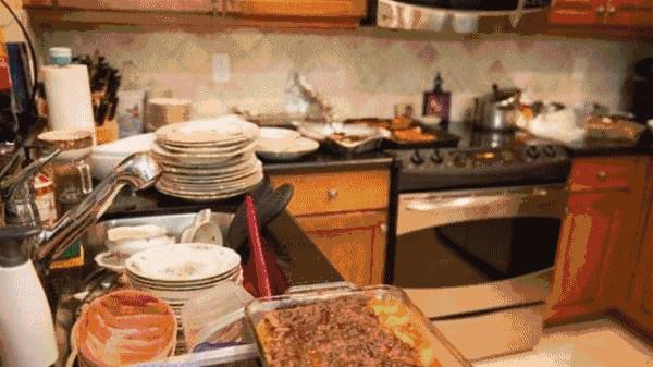 厨房油污重怎么办？别用钢丝球擦了！学会这么做，干净又卫生