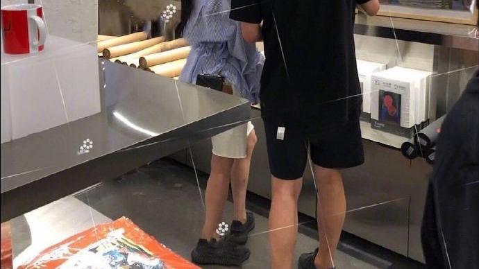 杨幂|35岁杨幂近况曝光，身材发福严重下盘宽大，蚂蚁腰也不见了