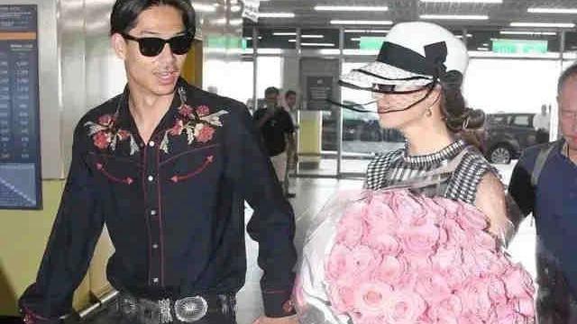 林志玲|嫁到国外的林志玲不委屈，老公紧握小手送上99朵玫瑰，48岁也热恋