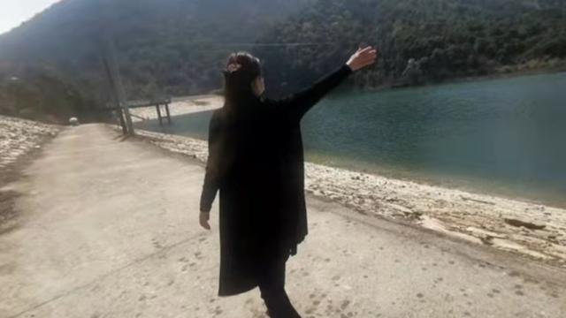 许敏|近况大不同！许敏外出踏青心情好，杜新枝郭爸深夜回家显落寞