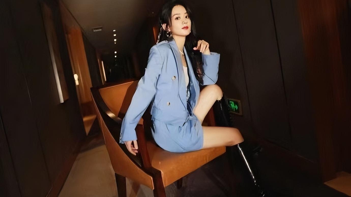 赵丽颖|赵丽颖穿西装太酷了，一身蓝色西装配马丁靴，又温柔又酷飒