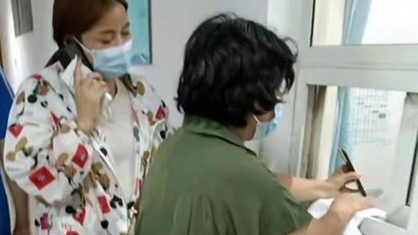 姚策|身体亮红灯？姚策堂嫂晒老杜现身医院画面，称会一直陪伴杜妈