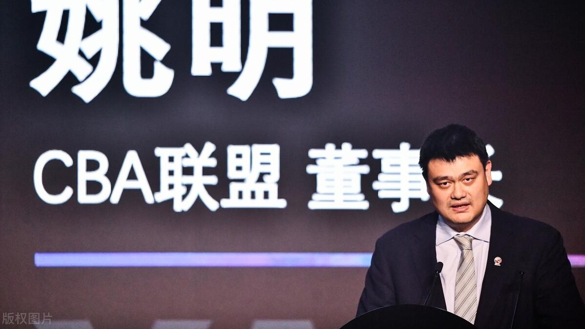 易建联|愤怒质问技术台！易建联赛后却没被CBA处罚，球迷为姚明点赞