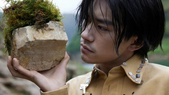 易烊千玺|千玺久违晒大片，胡子拉碴玩怼脸杀，00后小鲜肉已成狂野熟男