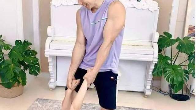 周杰伦|为给刘畊宏老婆庆生，周杰伦被朋友演的狗仔打倒在地，够直男吗？