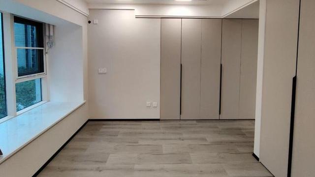 看他家刚完工的新房，还没布置软装就很漂亮，电视墙设计很得分！