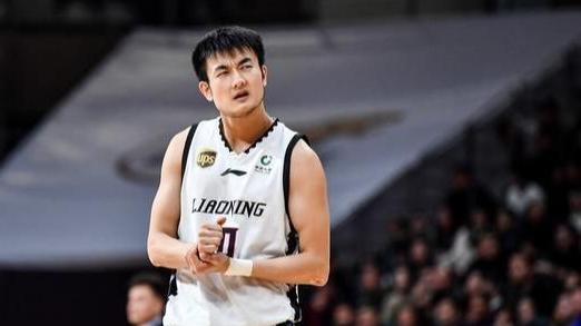 上海男篮|丛明晨为什么不能像张镇麟一样有20次出手权，少说20分？