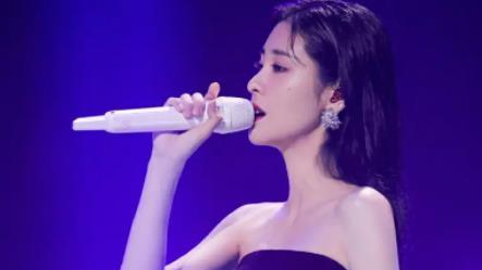 张碧晨|张碧晨邀请华晨宇到家用餐，餐后与女儿玩闹，幸福温馨