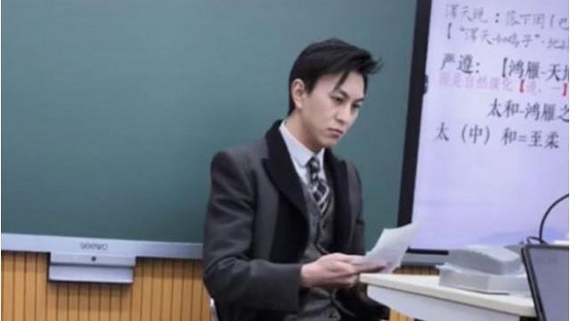 靳东|大学男老师因撞脸“靳东”走红，颜值能力双在线，网友直言想蹭课