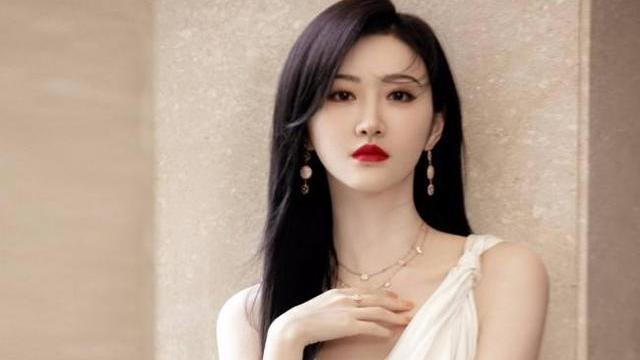 景甜|刘浩存背景遭知名博主深扒，被指是“翻版景甜”，网友：侮辱景甜