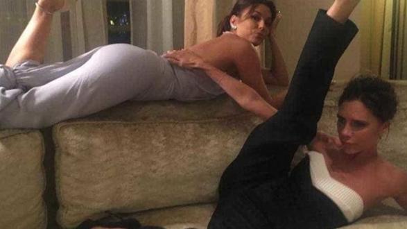 贝克汉姆|贝克汉姆娇妻太绝了，47岁还能躺沙发上劈叉，身材颜值保养太好