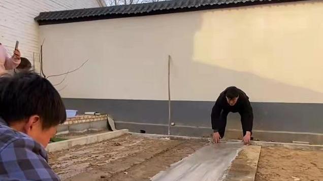 大衣哥重新修缮老宅，给土墙抹灰贴砖，村民：小洋楼给小伟当婚房