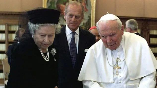 别人见教皇都要穿黑衣，为啥摩纳哥王妃可以穿白的，还能露肩？