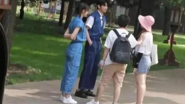 吕良伟|难怪热巴身姿这么挺直！看到她下意识的站姿，全网竖起大拇指