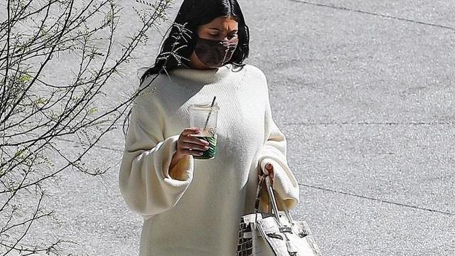 凯莉·詹娜|金小妹凯莉詹娜产后亮相，拎45万爱马仕好随性，单手抱娃臂力惊人