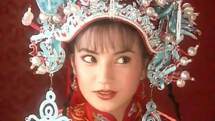 李庚希|“美人掀盖头”别硬演，有人一眼万年，有人我想反手给她盖回去