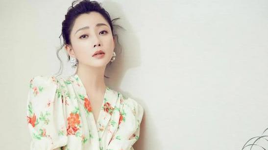 殷桃|43岁殷桃生图美出圈，深V、大波浪，自曝减肥秘籍，网友：绝绝子