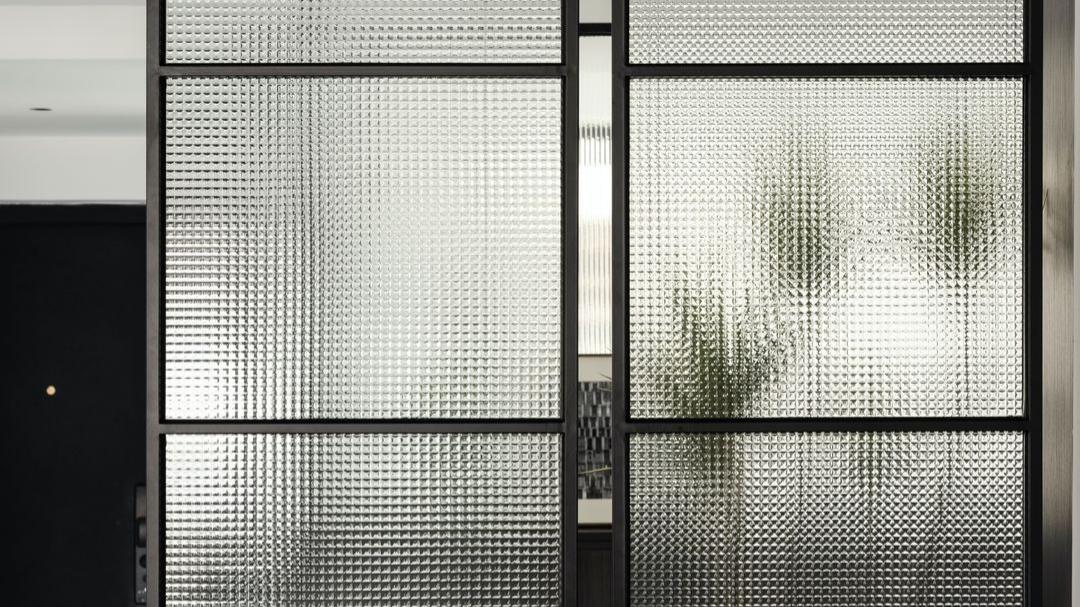 三代同堂的家，通过冷暖色调的运用，创造6个人的完美生活空间