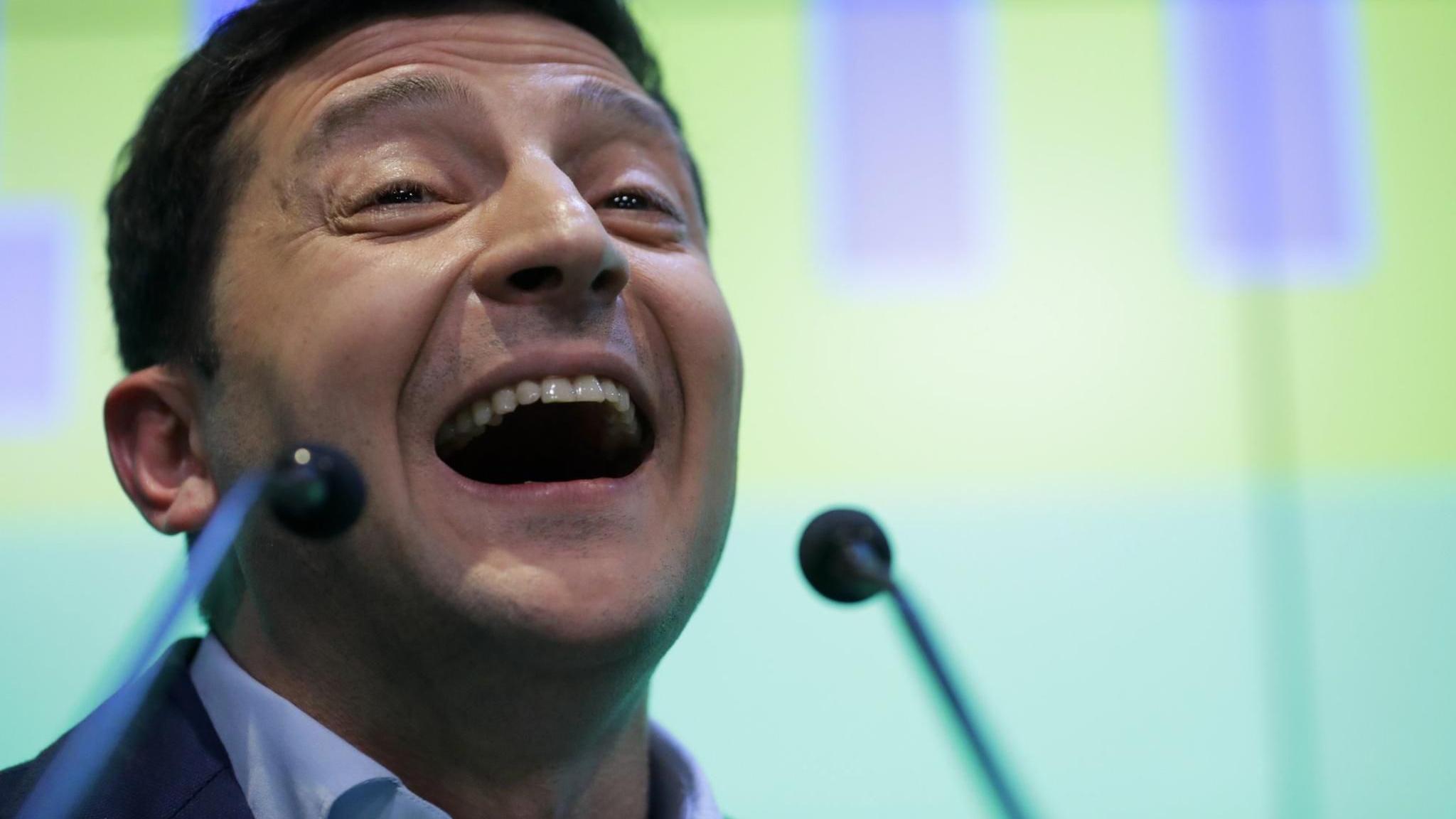 泽连斯基|泽连斯基本色出演“英雄变狗熊”，下场连拜登都看不下去了！