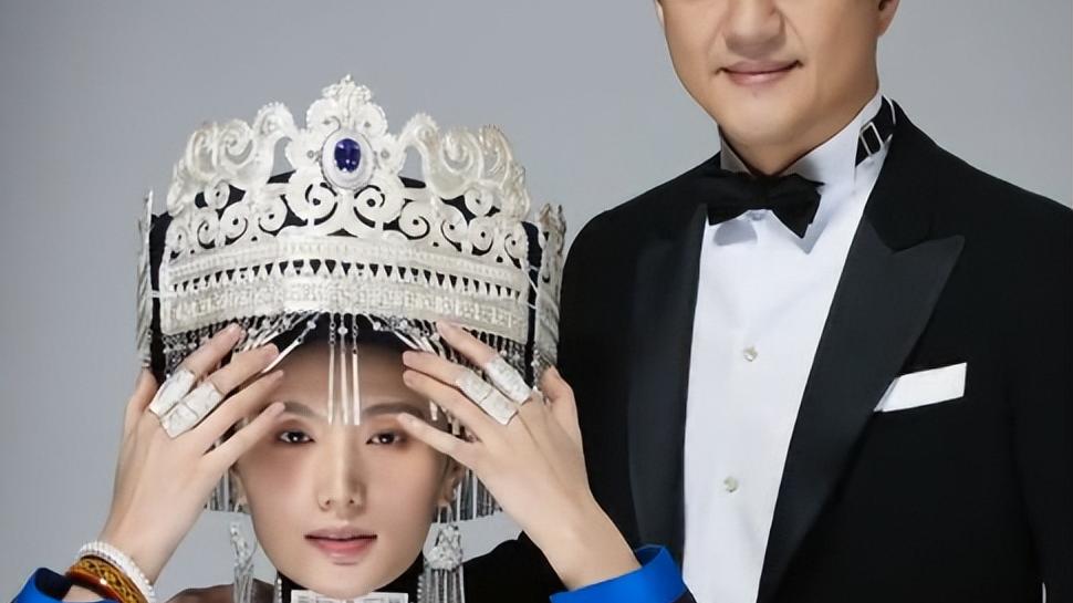 李亚鹏|李亚鹏带妻子吃宵夜，手拿香烟有说有笑，未受4000万欠款影响