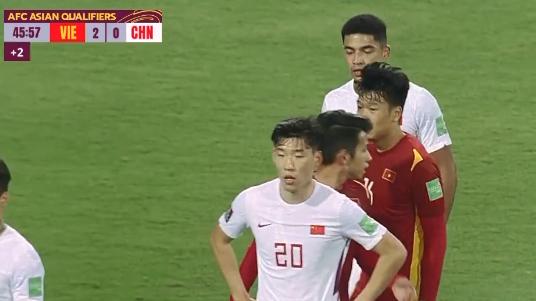 中国足协|李霄鹏错信归化？阿兰洛国富低迷半场被换，蒋光太救不了纸糊防线